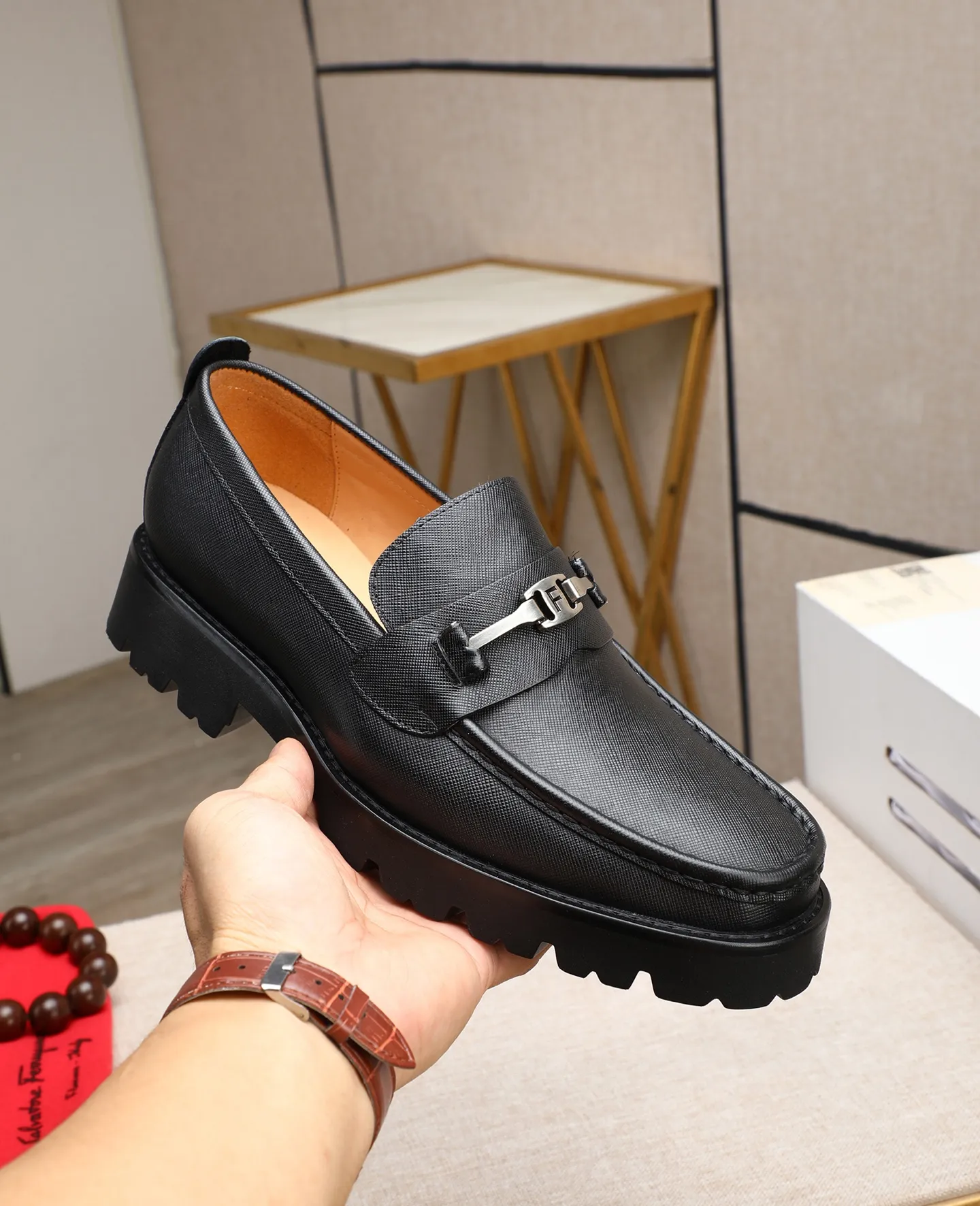 Men's shoes 💰500 📛📛(water-dyed cow lining) Salvatore Ferragamo high-end (Salvatore Ferragamo) is the top international luxury footwear brand. It comes from the fashion kingdom of Italy. It is famous all over the world for its traditional handmade design and novel styles...🚶🏻🚶🏻New suit shoes are available simultaneously at the counter. This model is purely handmade. The fabric is imported Italian calfskin➕soft water-dyed cowhide lining. Original authentic outsole🌀🌀Size: 38➖44.